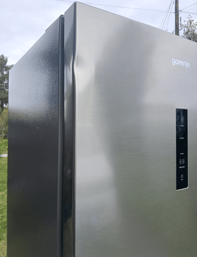 Skade/ bulk på Gorenje NoFrost Plus kombiskap Stål 186 cm N619EAXL4  
