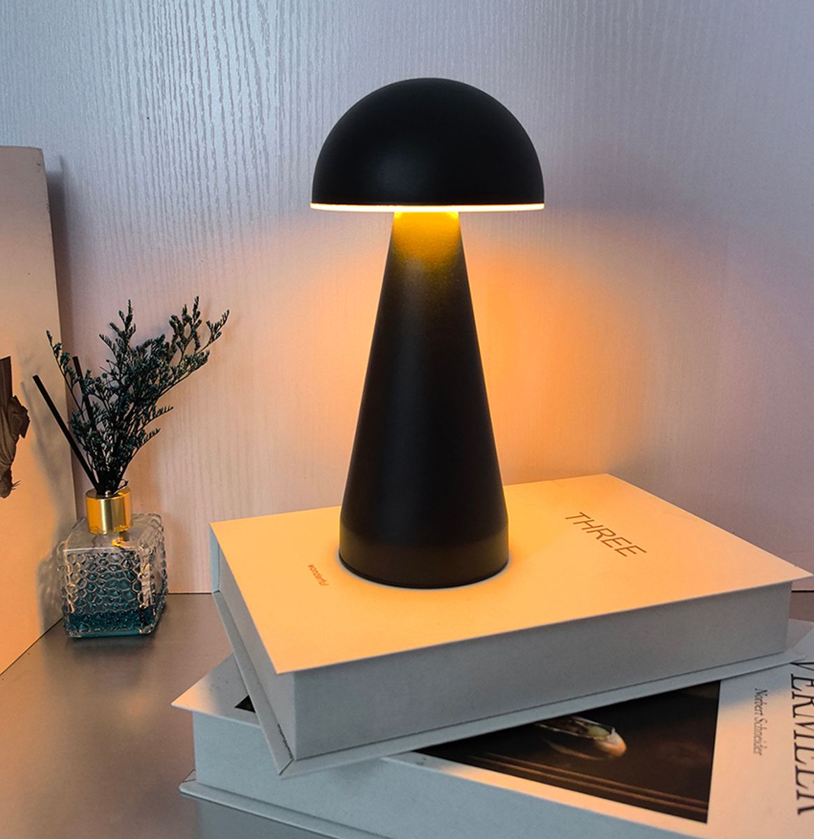 Homeline bordlampe​​​​​​​ svart LED oppladb soppform 420008 