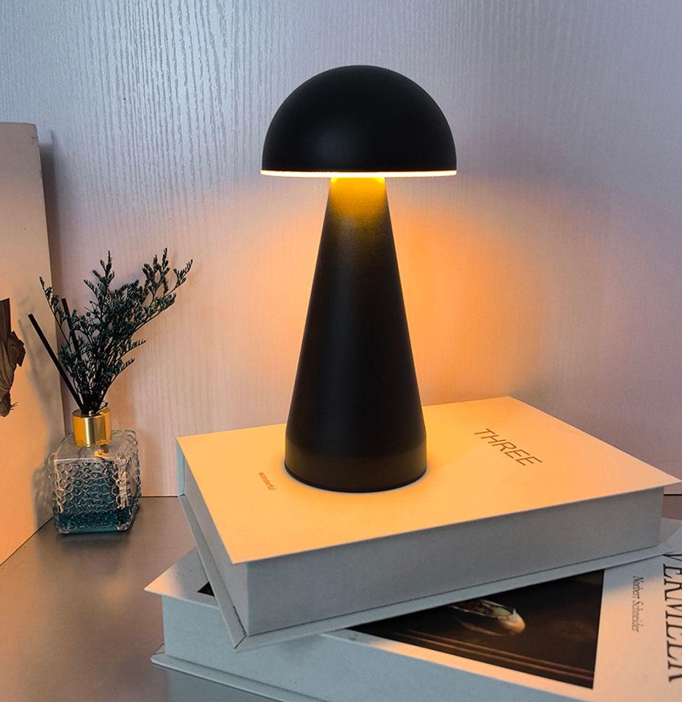 Homeline bordlampe​​​​​​​ svart LED oppladb soppform 420008 